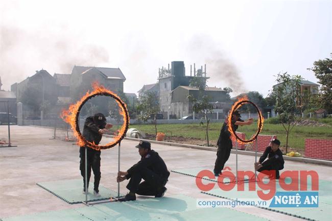CBCS lực lượng CSCĐ, CSTT và CS113 Công an tỉnh biểu diễn                           các màn võ thuật, kỹ - chiến thuật tại buổi báo cáo 