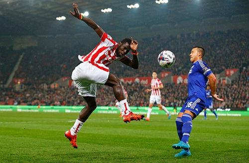 Chelsea (phải) bất lực trước Stoke