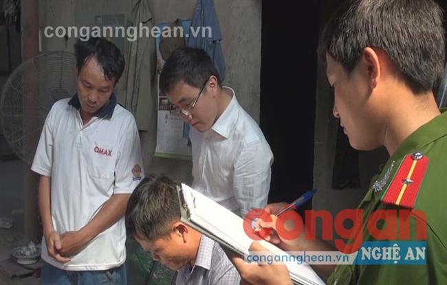 Cảnh sát Môi trường Công an TP Vinh lập biên bản vi phạm tại gara Lữ Huế