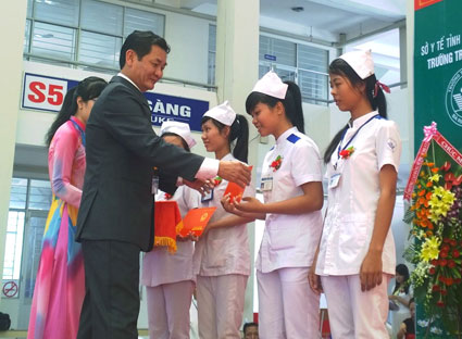 Ông Lê Tấn Cường, Hiệu trưởng trường Trung cấp Y tế trao bằng tốt nghiệp cho học sinh.