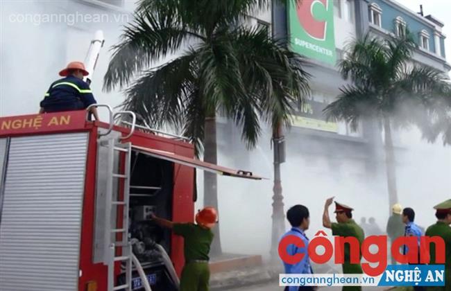 Các lực lượng chức năng phối hợp diễn tập PCCC tại Siêu thị BigC