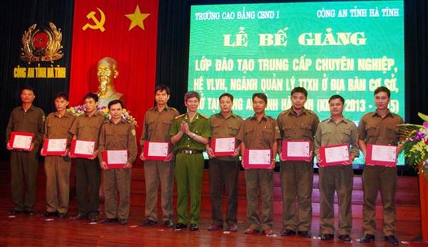 Lãnh đạo Trường Cao đẳng CSND trao bằng cho các học viên xuất sắc