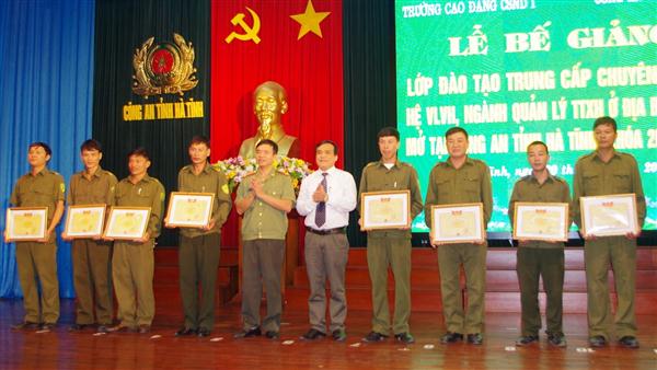 Tặng giấy khen cho các học viên xuất sắc