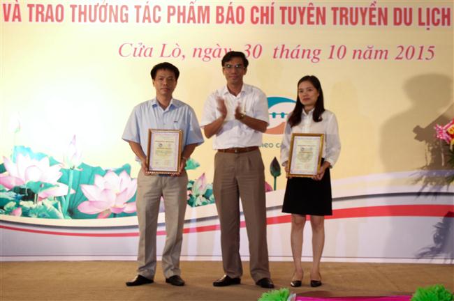 Ông Doãn Tiến Dũng – Chủ tịch UBND thị xã trao giải nhất cho 2 tác giả.