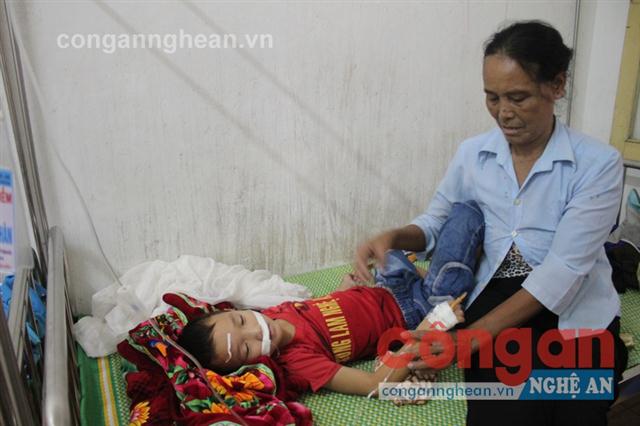 Bệnh nhi Nguyễn Trọng Tuệ đang trong tình trạng hôn mê và phải ăn uống bằng đường xông