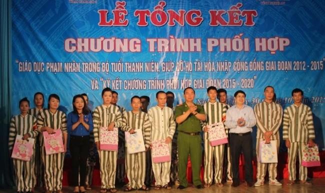 Khen thưởng cho cá nhân, tập thể có thành tích xuất sắc trong công tác phối hợp