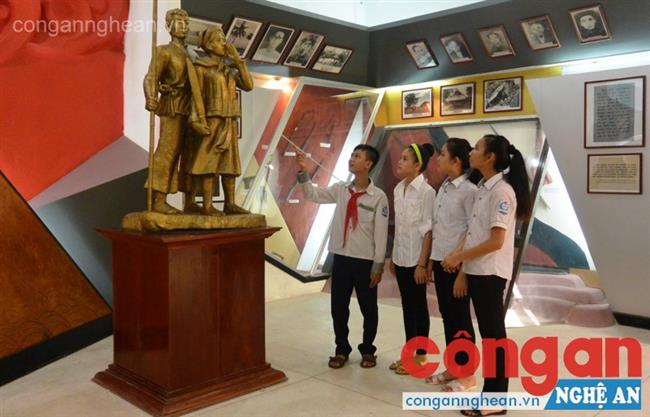 Học sinh Trường THCS Cửa Nam tìm hiểu về các sự kiện lịch sử