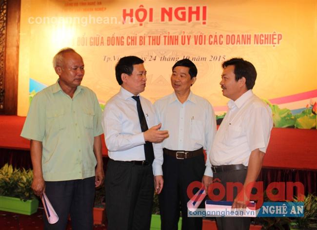 Đồng chí Hồ Đức Phớc, Bí thư Tỉnh ủy Nghệ An trao đổi với các doanh nghiệp bên lề Hội nghị đối thoại Bí thư Tỉnh ủy và doanh nghiệp tháng 10/2015