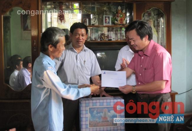 Đồng chí Bí thư Tỉnh uỷ cùng các doanh nghiệp trao quà cho người có công - Ảnh: P.V