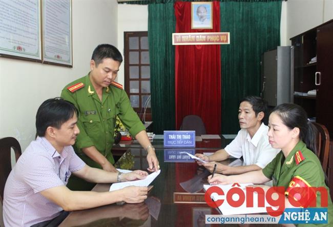 Trực ban Công an phường Hưng Bình hướng dẫn, giải quyết thủ tục hành chính cho nhân dân