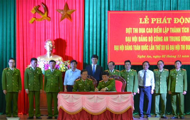 Các phòng ban ký kết đợt thi đua cao điểm