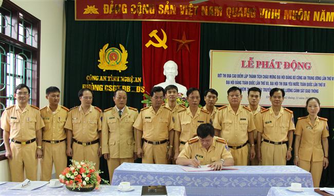 Các đội ký cam kết phát động đợt thi đua