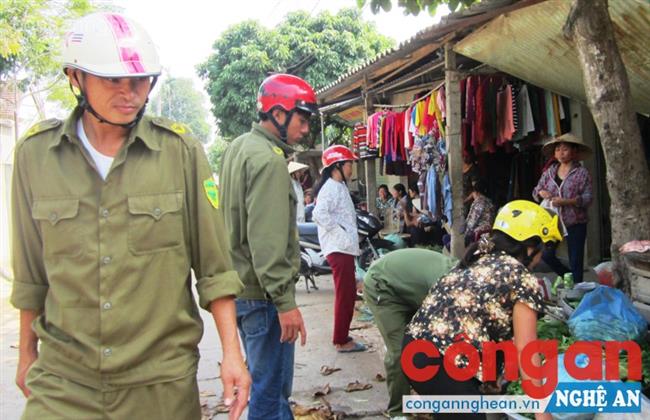Công an thị trấn Dùng nhắc nhở các tiểu thương kinh doanh  lấn chiếm lòng đường, vỉa hè