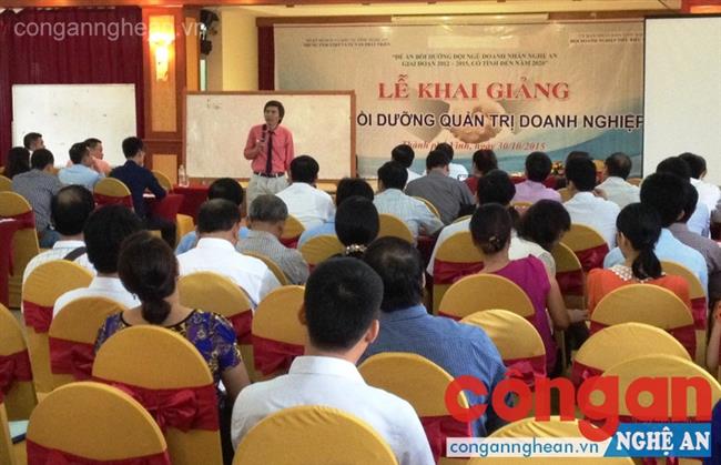 Chuyên gia đầu ngành về kinh tế phân tích các nội dung về quản trị kinh doanh cho các học viên