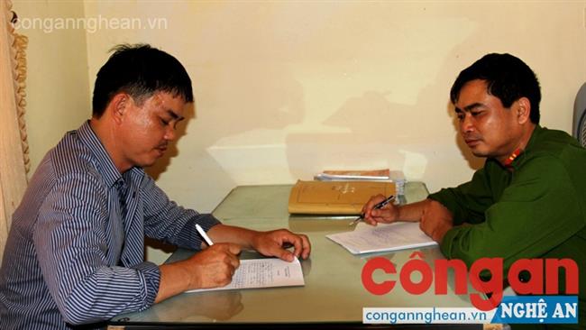 Chủ cơ sở Hoàng Văn Sơn trình diện tại Công an huyện Đô Lương