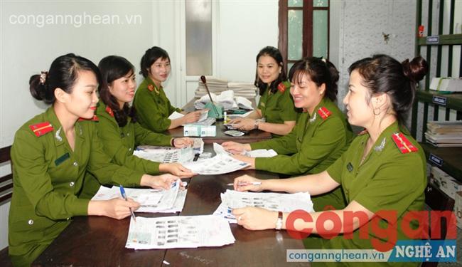 CBCS Phòng Cảnh sát QLHC về TTXH hoàn tất hồ sơ cấp CMND cho công dân