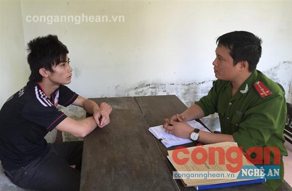 Lấy lời khai đối tượng trong một chuyên án cướp giật tài sản