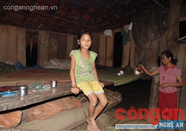 Gia đình chị Hoè sống lay lắt trong mái lều lụp xụp   
