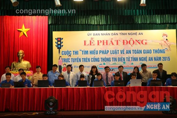 Các đại biểu chứng kiến phần thi trực tuyến của đại diện đoàn viên thanh niên, sinh viên tại lễ phát động