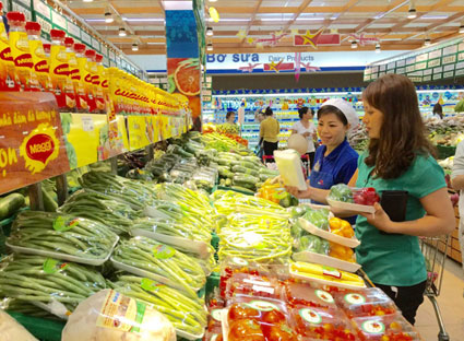 Khách hàng mua rau, củ, quả tại siêu thị Co.op Mart Vũng Tàu (36, Nguyễn Thái Học, phường 7, TP. Vũng Tàu). Ảnh: BÙI HƯƠNG