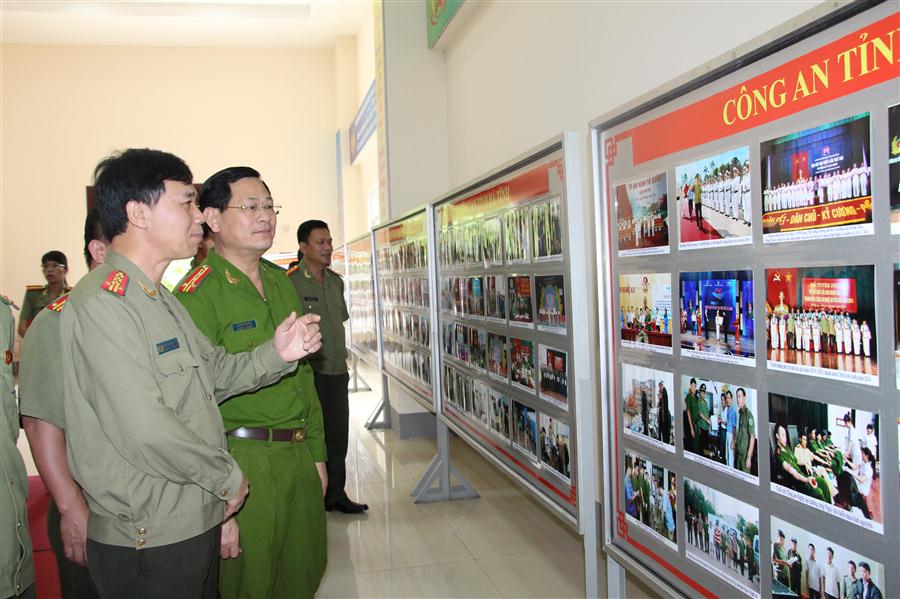 Lãnh đạo Tổng cục chính trị (ngoài cùng bên trái) trao đổi với lãnh đạo Công an các tỉnh trong cụm thi đua