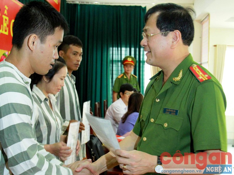 Công tác đặc xá, giảm án luôn được Ban giám thị chú trọng quan tâm (Trong ảnh: Đồng chí Đại tá Nguyễn Hữu Cầu, Giám đốc Công an tỉnh trao giấy chứng nhận đặc xá năm 2015 cho các phạm nhân đủ điều kiện đặc xá dịp Quốc khánh 2/9)
