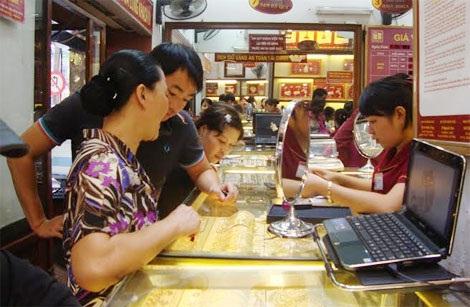 Giá vàng giảm, khách mua vào áp đảo so với khách bán ra.