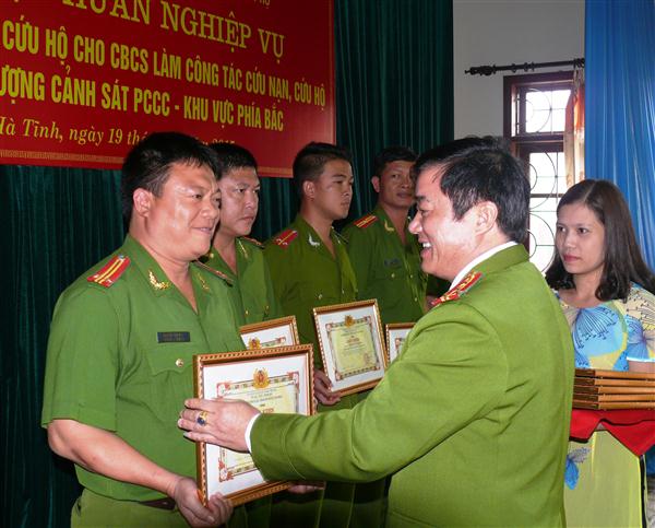 Đại tá Trần Trung Thành, Phó Cục trưởng Cục Cảnh sát PCCC&CNCH trao Giấy khen cho các học viên xuất sắc