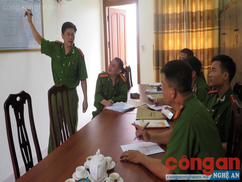  CBCS Đội II, Phòng Cảnh sát Truy nã tội phạm họp bàn kế hoạch phá án