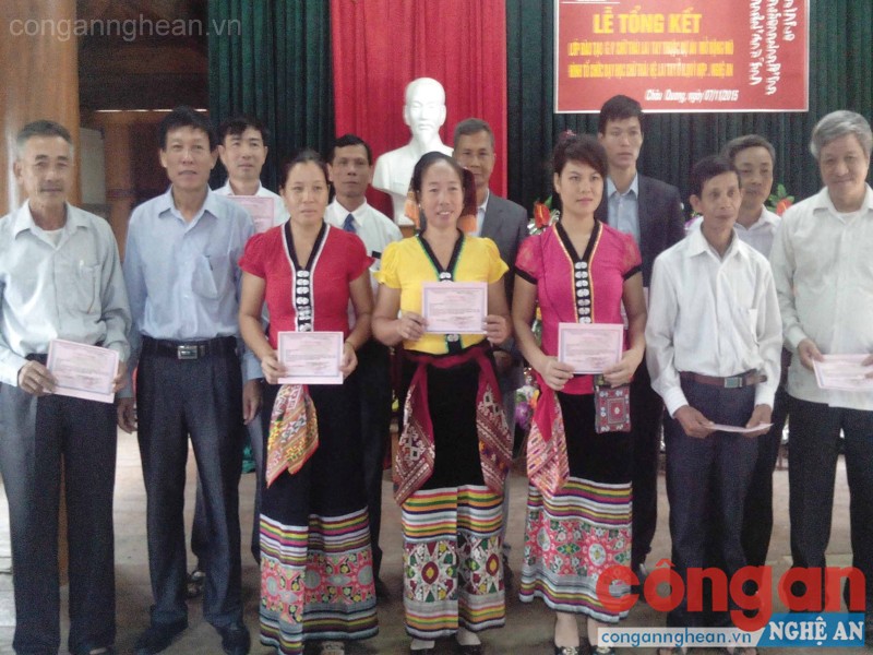 Ban quản lý dự án trao giấy chứng nhận cho các học viên