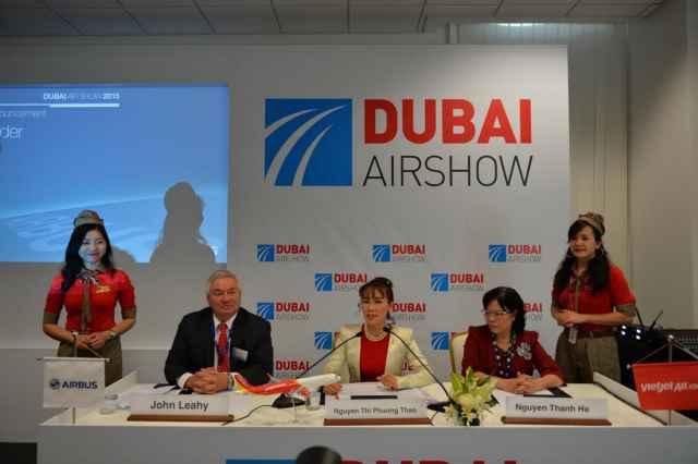 Đại diện Vietjet và Airbus kí hợp đồng