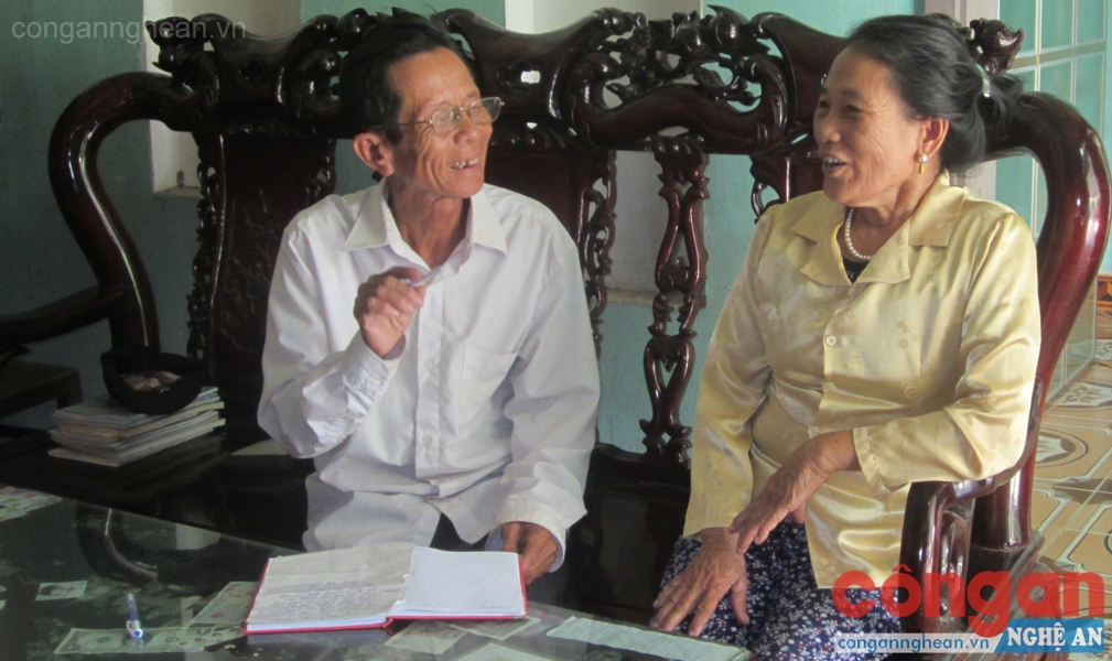 Ông Bách cùng vợ say sưa hát chèo