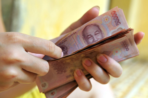 Lương tăng sẽ giúp người dân giảm phần nào khó khăn trong cuộc sống. Ảnh minh họa