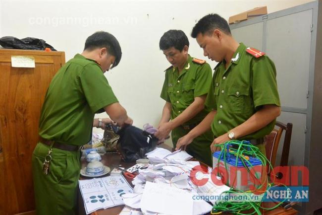 Lực lượng công an kiểm tra, niêm phong tang vật trong vụ án