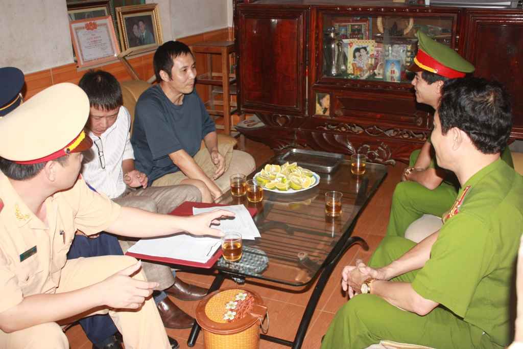 Thăm hỏi nạn nhân Đinh Thọ Diệp, ở Thị trấn Con Cuông