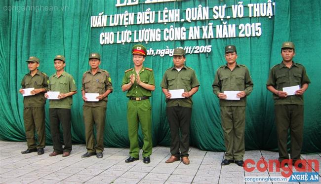 Lãnh đạo Công an TP Vinh khen thưởng học viên xuất sắc