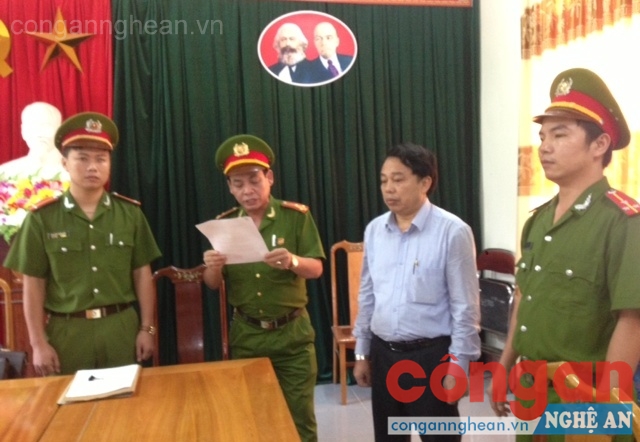 Cơ quan điều tra đọc quyết định khởi tố bị can đối với Nguyễn Văn Bổng - đối tượng trong Chuyên án KA-0615