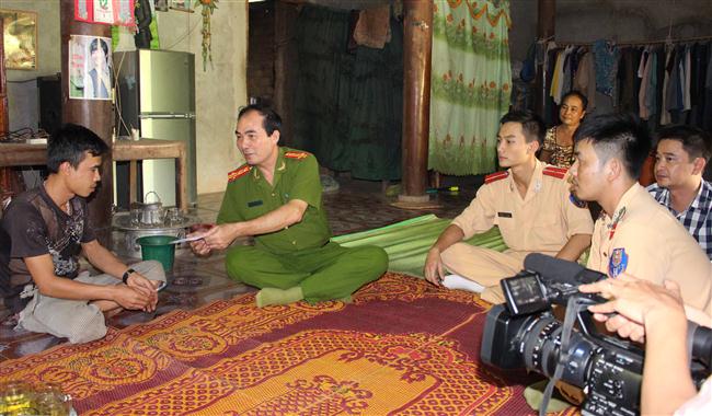Đại tá Nguyễn Đức Hùng thay mặt Ban ATGT                             huyện Con Cuông tặng quà cho gia đình nạn nhân