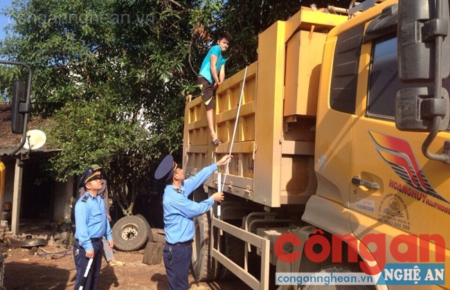 Lực lượng thanh tra giao thông kiểm tra phương tiện có cơi nới thùng xe