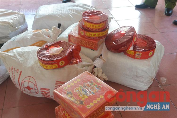 Lực lượng Công an kiểm tra tang vật
