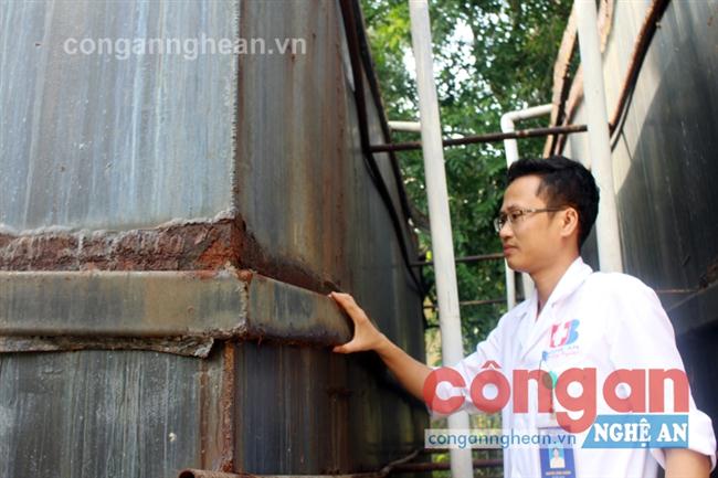 Khung sắt xung quanh bể hợp khối thuộc khu xử lý do Bệnh viện                 Ung bướu Nghệ An quản lý                          bị bong gỉ, xuống cấp 