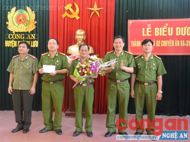 Đồng chí Đại tá Nguyễn Mạnh Hùng, Phó Giám đốc Công an tỉnh tặng hoa chúc mừng và trao tiền thưởng cho Ban chuyên án