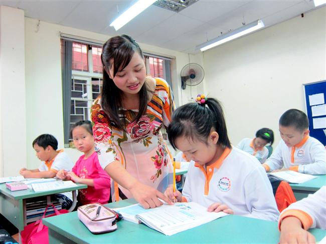 Thầy cô giáo luôn tâm huyết để giáo dục nên                                                                                     những thế hệ học sinh giỏi về kiến thức, đạo đức trong lối sống - Ảnh minh họa