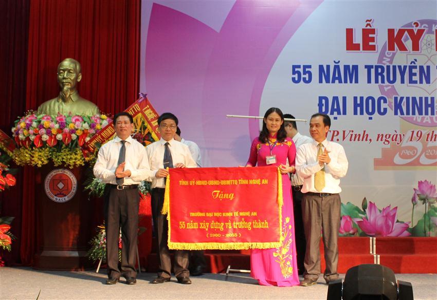 Đồng chí Hồ Đức Phớc, Bí thư tỉnh ủy Nghệ An trao Bức trướng: Trường Đại học Kinh tế Nghệ An 55 năm xây dựng và trưởng thành (1960 - 2015) cho Ban giám hiệu nhà trường