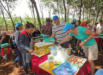 Khách nước ngoài ăn buffet giữa rừng cao su khu vực Long Tân.