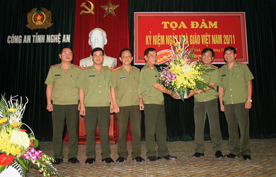 Trong thời gian qua, đội ngũ giáo viên CAND luôn trau dồi đạo đức, nâng cao trình độ để đào tạo nên các thế hệ CBCS vì nước quên thân, vì dân phục vụ (Trong ảnh: Đại tá Hồ Văn Tứ và Đại tá Lê Khắc Thuyết, Phó Giám đốc Công an tỉnh tặng hoa chúc mừng Trung tâm HL&BDNV Công an tỉnh nhân Ngày Nhà giáo Việt Nam) - Ảnh: Huyền Thương