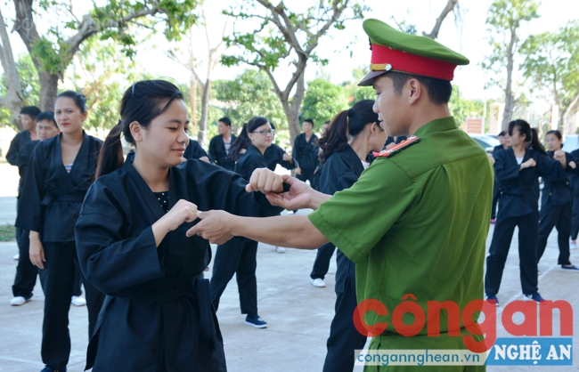 Huấn luyện viên Đội Đào tạo huấn luyện dạy võ thuật cho các cán bộ tuyển chọn từ ngành ngoài