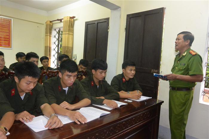 Những người thầy trong lực lượng Công an là những tấm gương sáng              về sự chuẩn mực và tính mô phạm (Trong ảnh: Thầy giáo Hoàng Trọng Đống giảng bài cho học viên của lớp công dân phục vụ có thời hạn)