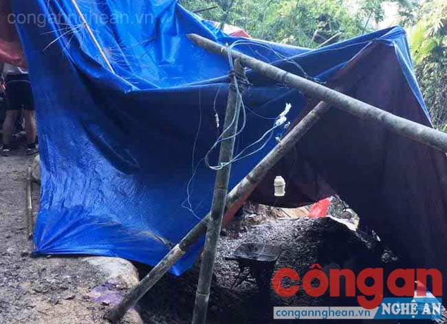 Khu lán trại và các vật dụng liên quan đến việc khai thác vàng trái phép