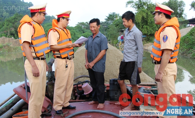 Lực lượng Cảnh sát đường thủy kiểm tra phương tiện giao thông đường thủy